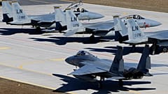 Amerikai F15C Eagle típusú sugárhajtású vadászgép készül a felszállásra a litván - NATO légierő gyakorlatán a litvániai Siauliai légibázison 2014. április 1-jén. 