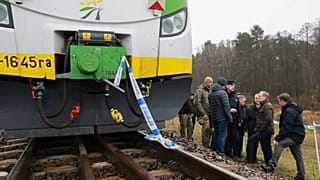 O primeiro-ministro Donald Tusk visita o local da sabotagem da linha ferroviária de Mika, perto de Dęblin, na Polónia, na segunda-feira, 17 de novembro de 2025.
