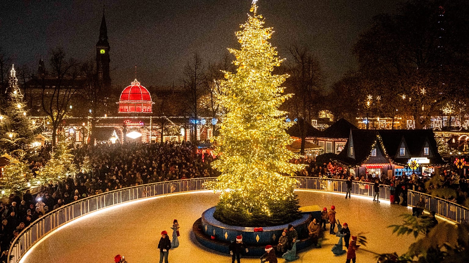 Der Weihnachtsmann steht bereit, das Band durchzuschneiden. Die Tivoli-Gärten in Kopenhagen, Dänemark, öffnen offiziell am 14. November 2025.