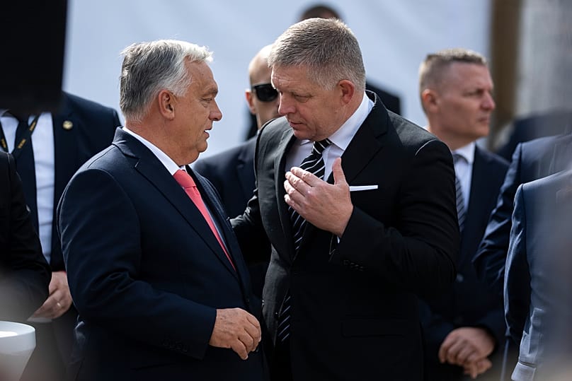 Orbán Viktor magyar és Robert Fico szlovák miniszterelnök a Mária Valéria hídon