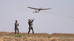 جنود إسرائيليون يطلقون طائرة مسيّرة نحو غزة، في 15 أبريل 2024.