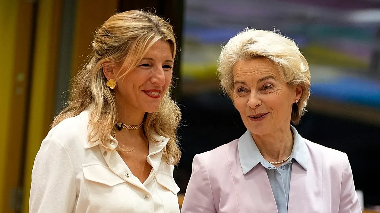 La vicepresidenta Yolanda Díaz, a la que se ve conversando con la presidenta de la Comisión Europea, Ursula von der Leyen, cree que la UE no debe ceder ante Donald Trump.