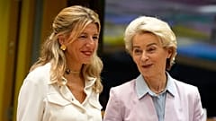 La vicepresidenta Yolanda Díaz, a la que se ve conversando con la presidenta de la Comisión Europea, Ursula von der Leyen, cree que la UE no debe ceder ante Donald Trump.