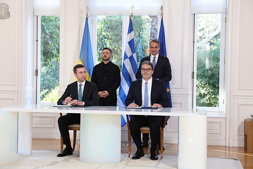 Greece's Prime Minister Kyriakos Mitsotakis and Ukraine's President Volodymyr Zelenskyy, after signing an agreement in Athens, 16 November, 2025