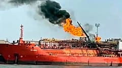 Immagine pubblicata lunedì 17/11/2025 dai servizi di emergenza romeni mostra una nave cargo carica di gnl avvolta dalle fiamme dopo attacchi russi 
