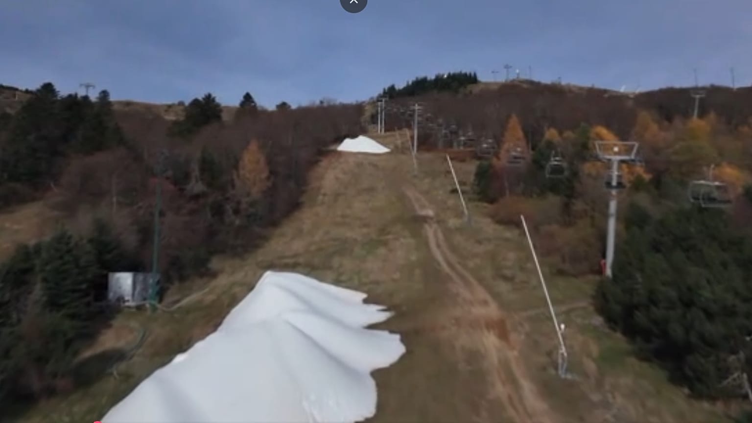 Estância de esqui ultrapassa limites do inverno com neve artificial bem antes de o frio chegar