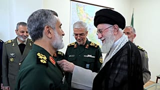 اعطای نشان نظامی به امیرعلی حاجی‌زاده، فرمانده پیشین نیروی هوافضای سپاه پاسداران ایران