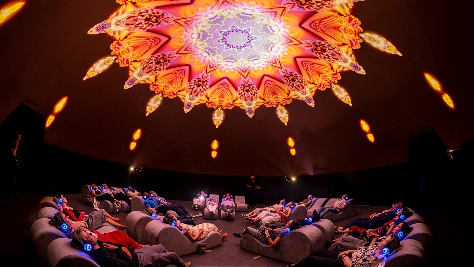 The Lumisphere'in içindeki insanlar.