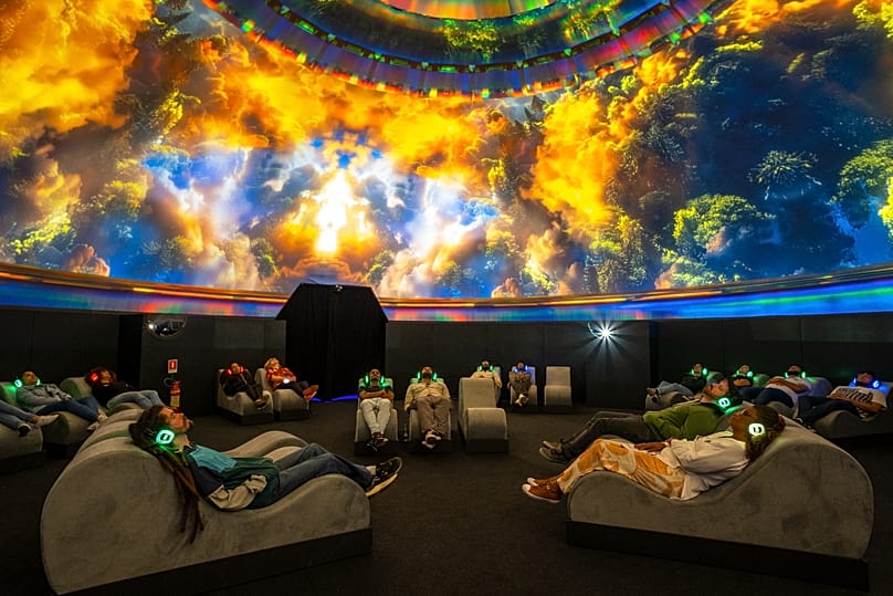 Yarın Müzesi meydanında The Lumisphere Experience™ Kubbe 2’nin görünümü, Rio de Janeiro, Brezilya.