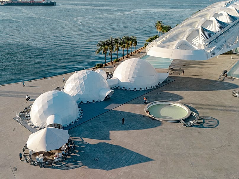 Yarın Müzesi meydanında The Lumisphere Experience™’ın dışarıdan görünümü, Rio de Janeiro.