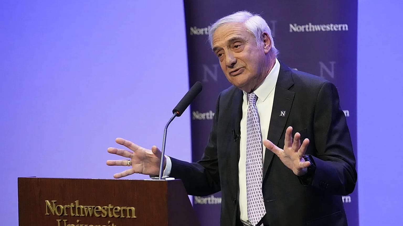 جويل موكير يتحدث بعد فوزه بجائزة نوبل في الاقتصاد بجامعة نورث ويسترن، يوم الاثنين 13 أكتوبر 2025، في إيفانستون، إلينوي.