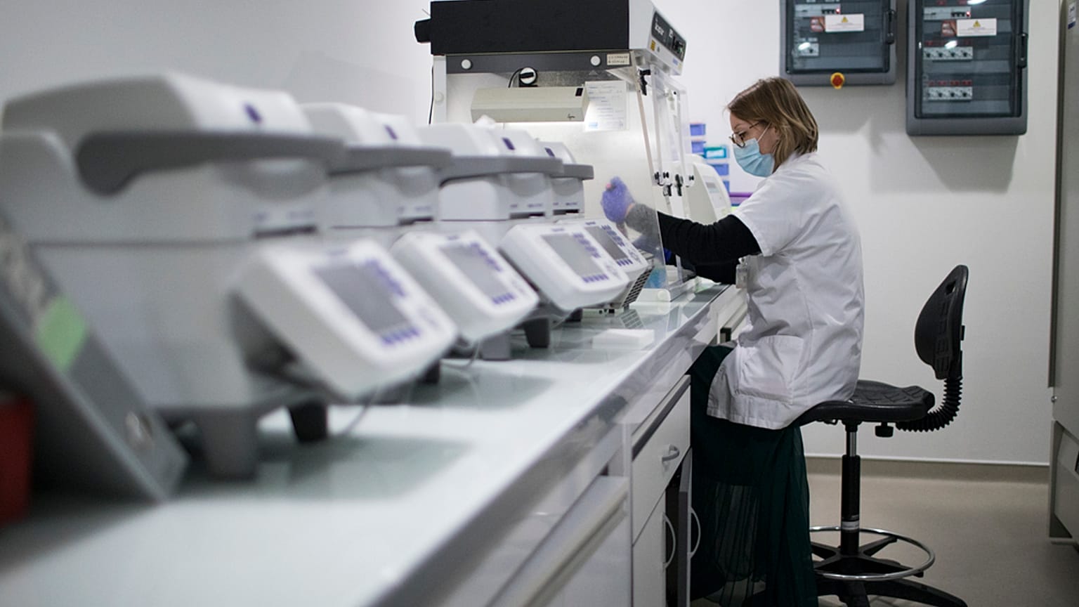 تستعد عالمة الأحياء الدقيقة مارييل بيدوتو-بوفيه لعينات في معهد مستشفى الجامعة للأمراض المعدية في مرسيليا، فرنسا، لدراسة متحور فيروس