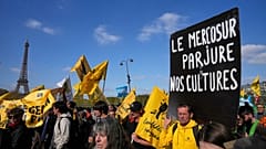 Agricultores franceses protestan con un cartel en el que se lee "Mercosur traiciona nuestras culturas" contra el acuerdo comercial de Mercosur el martes 14 de octubre de 2025, en París.