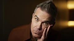 Robbie Williams, "Better Man" filminin tanıtımı için poz veriyor.