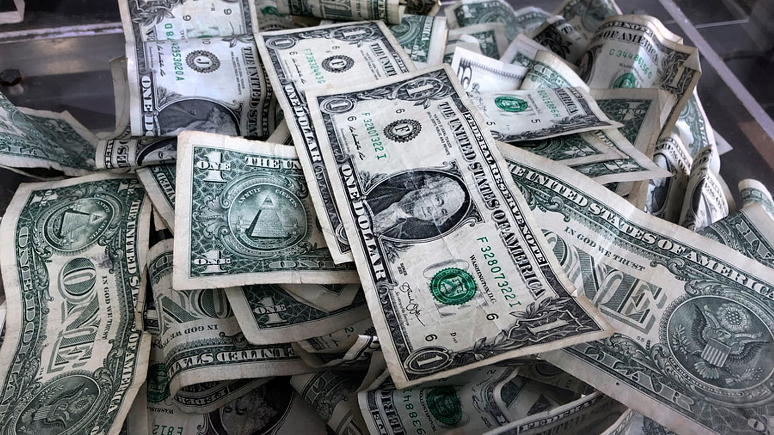 صندوق إكراميات ممتلئًا بأوراق الدولار في نيويورك.