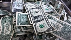 صندوق إكراميات ممتلئًا بأوراق الدولار في نيويورك.