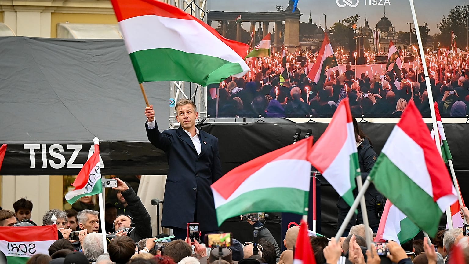 Magyar Péter, a Tisza Párt elnöke a párt győri rendezvényén a Bécsi kapu téren 2025. november 15-én. 