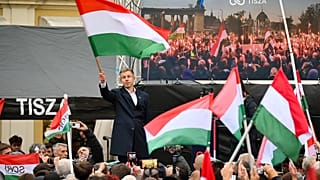 Magyar Péter, a Tisza Párt elnöke a párt győri rendezvényén a Bécsi kapu téren 2025. november 15-én. 