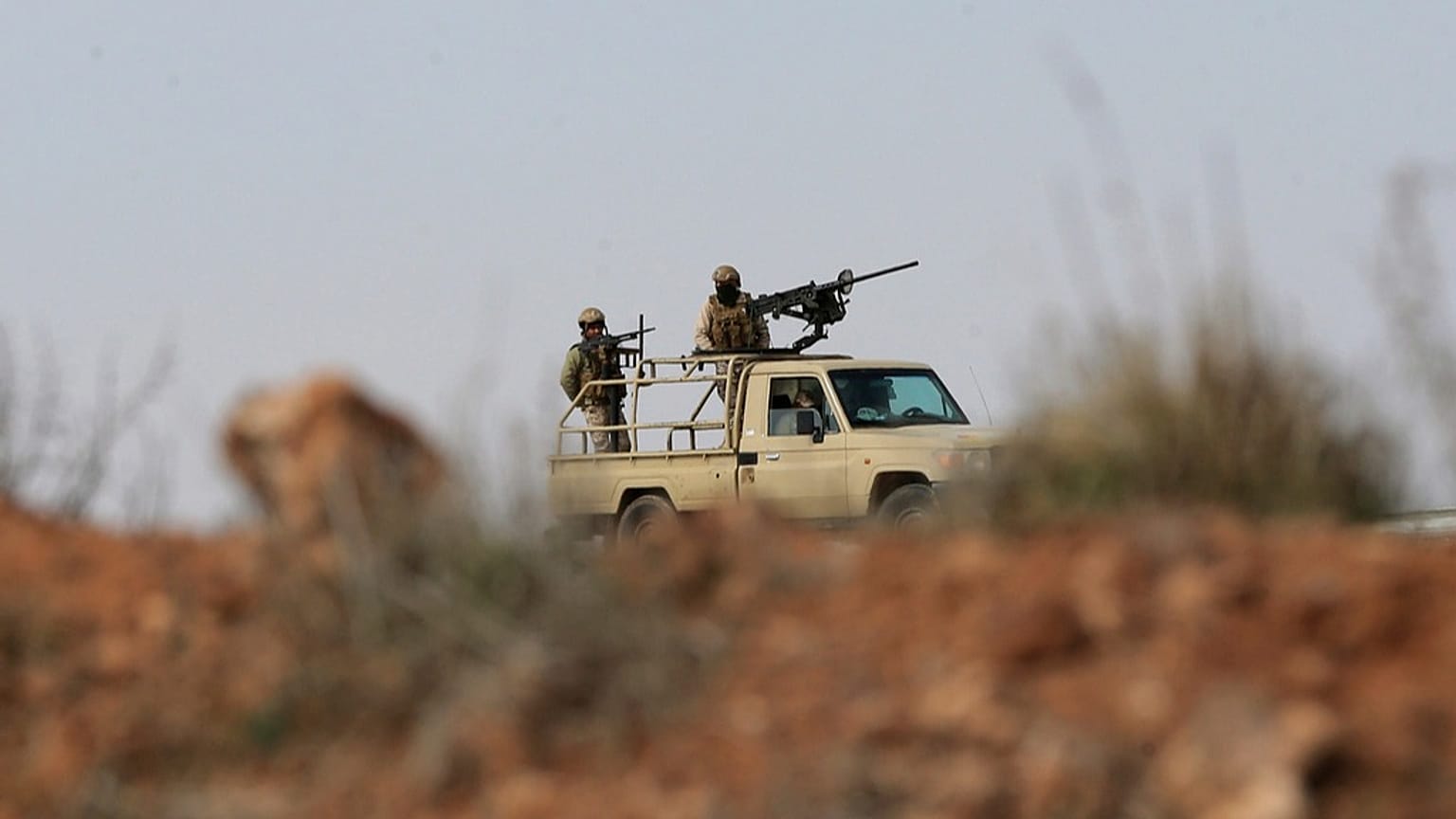 جنود أردنيون في دورية قرب الحدود الشرقية مع سوريا، شباط 2022.