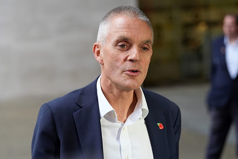 تیم دیوی، مدیرکل سابق بی‌بی‌سی، بیرون از ساختمان پخش بی‌بی‌سی در لندن، سه‌شنبه ۱۱ نوامبر ۲۰۲۵