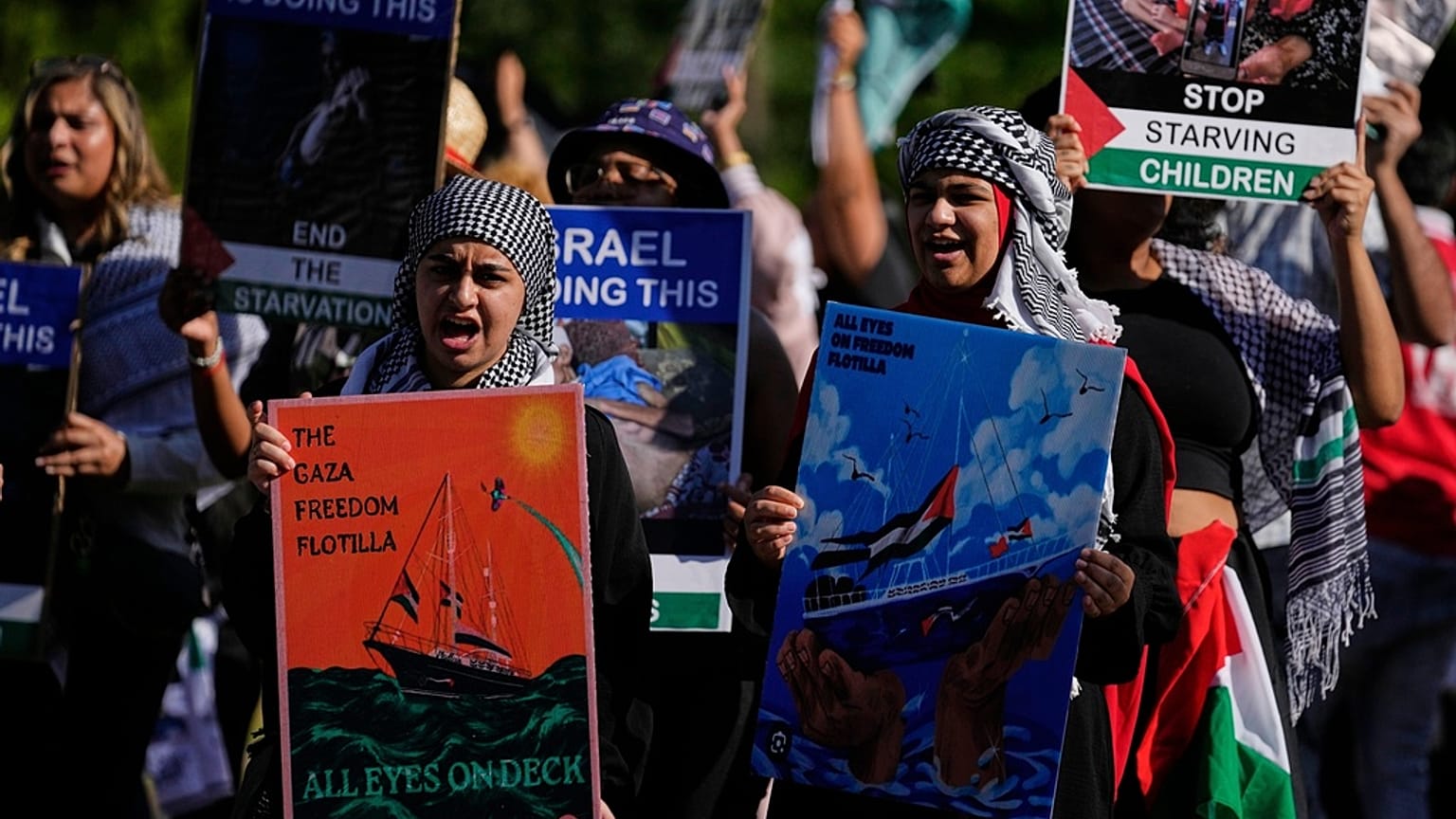 ناشطات يتظاهرن أمام السفارة الإسرائيلية في بريتوريا, جنوب أفريقيا, الجمعة, أكتوبر. 3, 2025