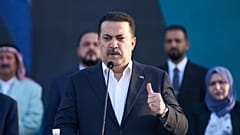 رئيس الوزراء العراقي محمد شياع السوداني خلال مشاركته في مهرجان حملته الانتخابية قبيل الانتخابات البرلمانية في الموصل، السبت 18 أكتوبر 2025.