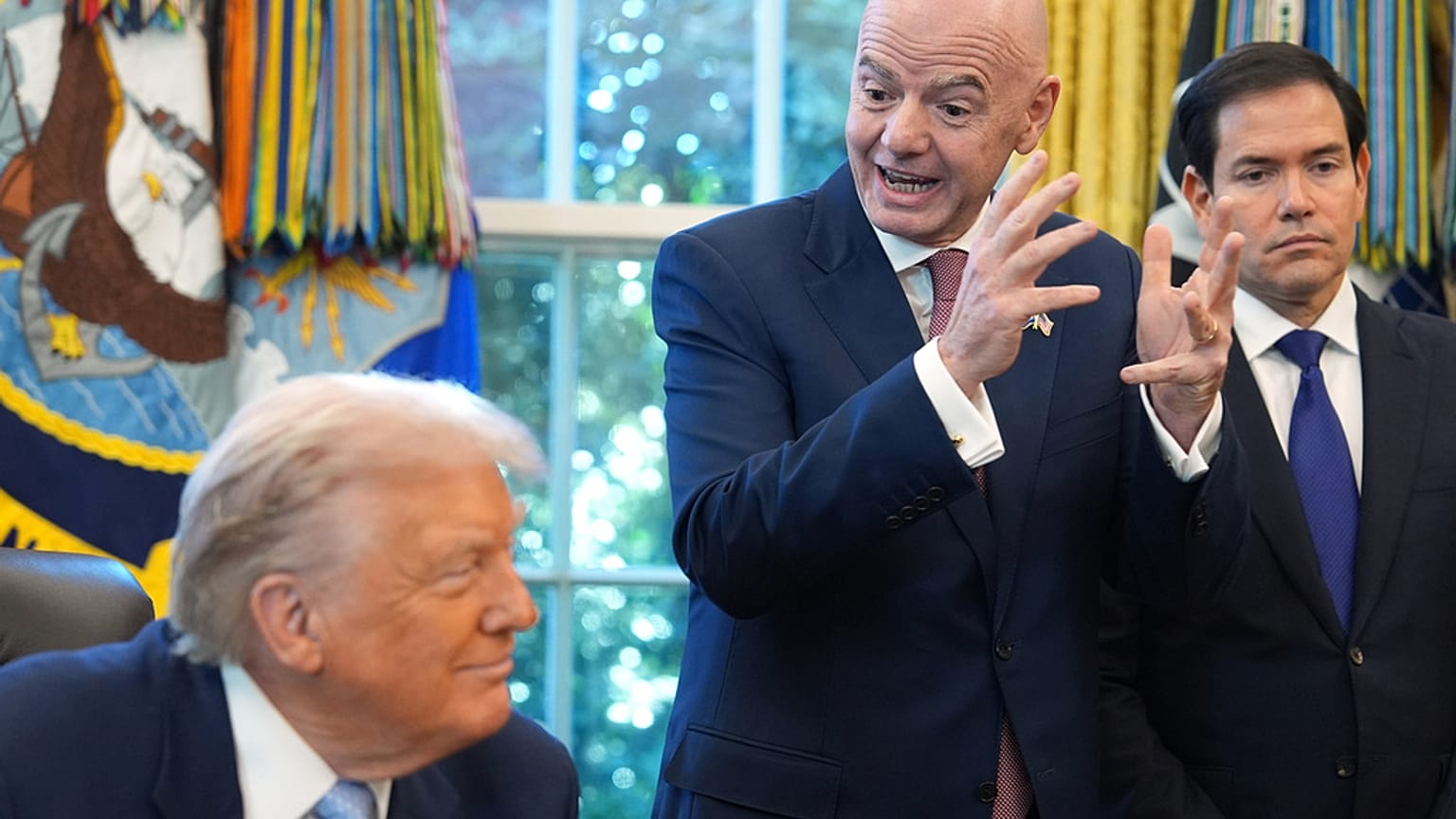 Oval Ofis'teki toplantıda FIFA Başkanı Gianni Infantino, ABD Başkanı Donald Trump ile konuşurken, 17 Kasım 2025