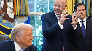 Oval Ofis'teki toplantıda FIFA Başkanı Gianni Infantino, ABD Başkanı Donald Trump ile konuşurken, 17 Kasım 2025