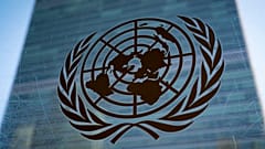 شعار الأمم المتحدة خارج مبنى الأمانة العامة، في 28 فبراير 2022