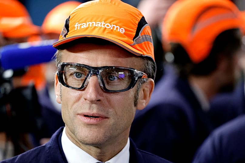 Emmanuel Macron, équipé de lunettes de protection, lors d'une visite de l'atelier de maintenance nucléaire Framatome à Maubeuge, dans le nord de la France, le 29 janvier 2025