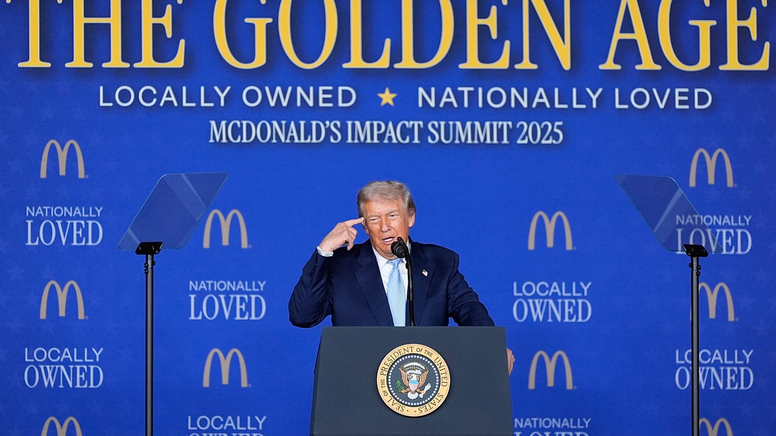 Trump discursa numa cimeira da McDonald's na segunda-feira, 17 de novembro, em Washington.