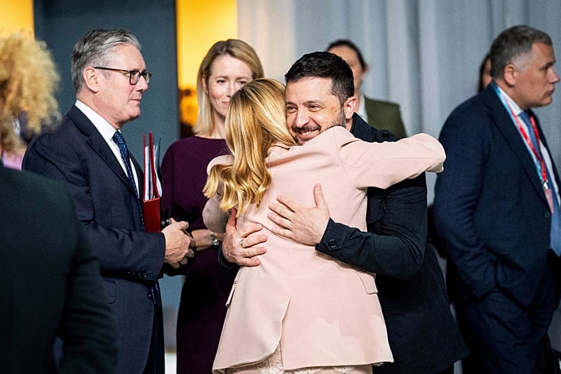 Giorgia Meloni et le président ukrainien Volodymyr Zelensky s'étreignent avant une réunion de la Communauté politique européenne (CPE) à Copenhague, le 2 octobre 2025