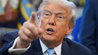 الرئيس دونالد ترامب يجيب على أسئلة الصحفيين خلال اجتماع فرقة العمل التابعة للبيت الأبيض بشأن كأس العالم FIFA 2026