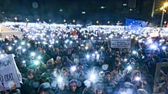 Manifestación para celebrar el 36º aniversario de la Revolución de Terciopelo pro-democrática, en Bratislava, Eslovaquia, 17 de noviembre de 2025.
