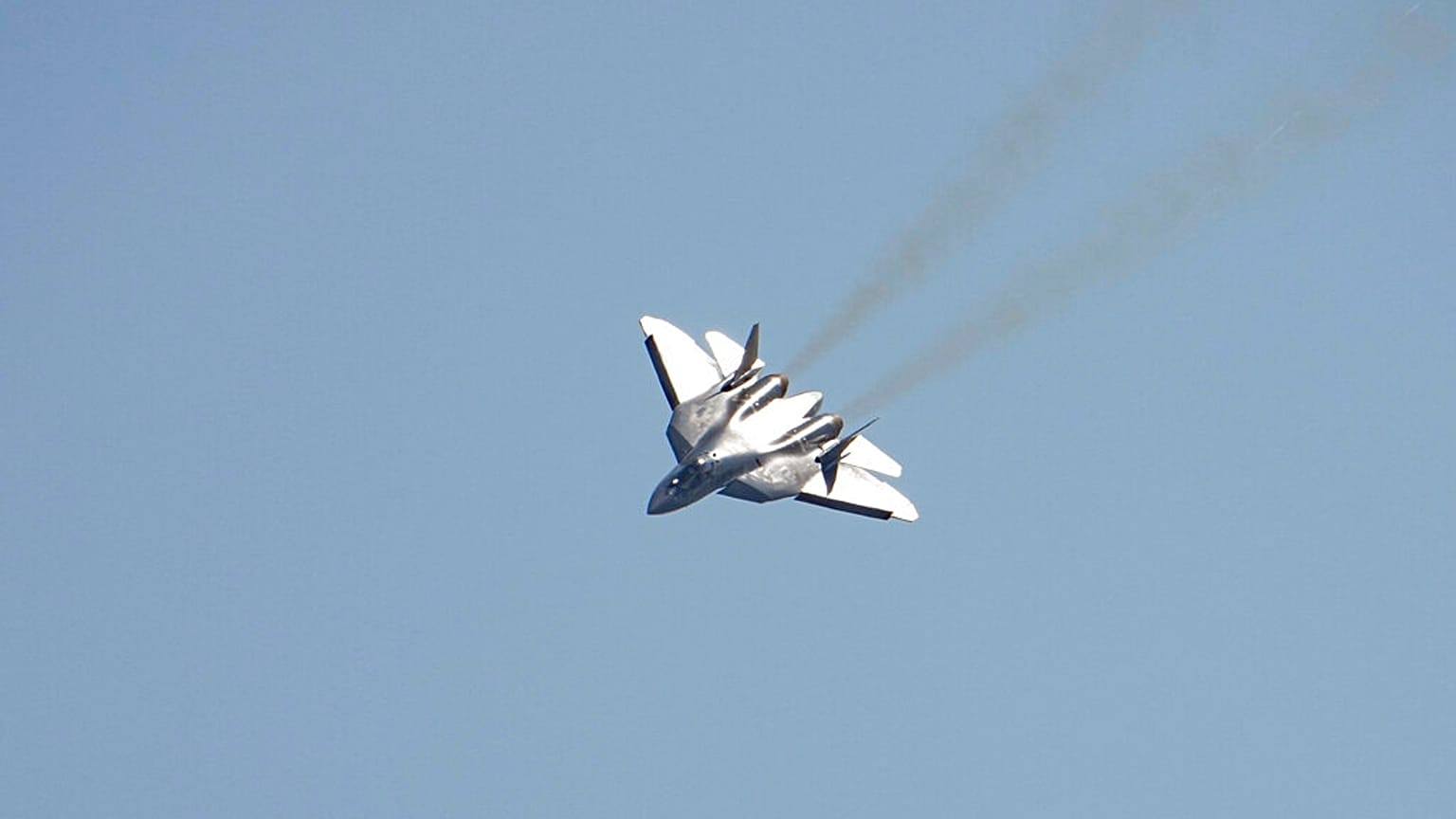 Российский истребитель Су-57 совершает демонстрационный полет во время открытия Международного авиационно-космического салона МАКС-2021 в Жуковском, Россия, июль  2021 г.