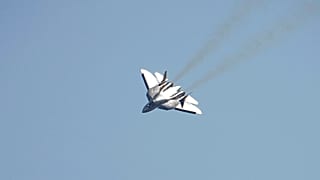 Un caccia russo Su-57 effettua un volo dimostrativo durante la cerimonia di apertura del Salone internazionale dell'aviazione e dello spazio MAKS-2021 a Zhukovsky, Russia, luglio 2021.