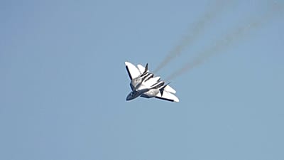 Российский истребитель Су-57 совершает демонстрационный полет во время открытия Международного авиационно-космического салона МАКС-2021 в Жуковском, Россия, июль  2021 г.