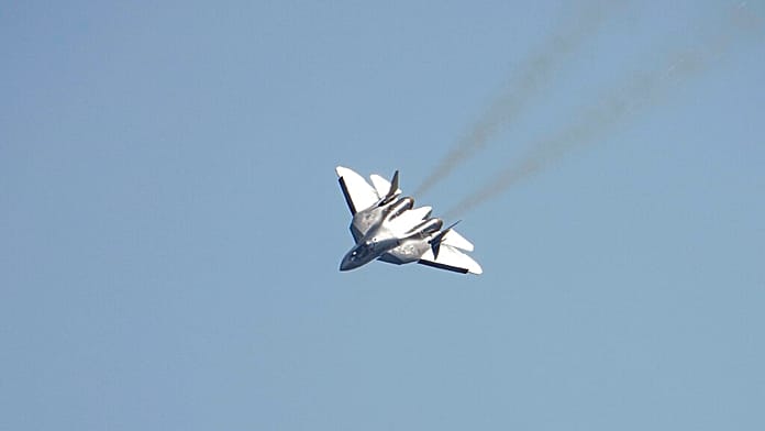 La Russia presenta il nuovo caccia invisibile Su-57 al Dubai Airshow