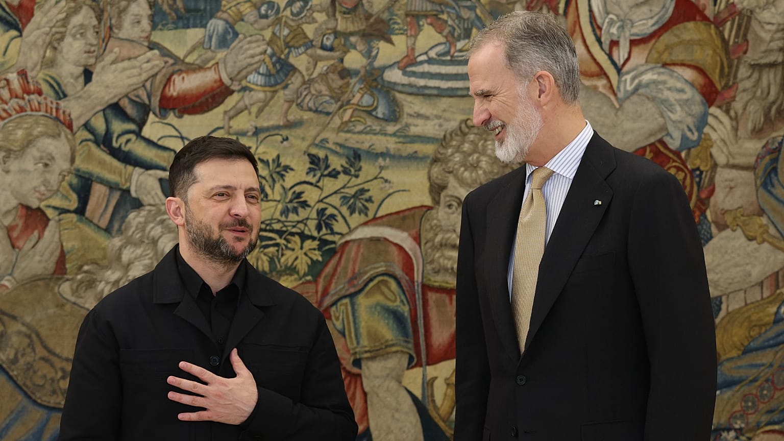 Il Presidente ucraino Volodymir Zelenski viene ricevuto da Re Felipe VI di Spagna durante il loro incontro al Palazzo della Zarzuela di Madrid il 18 novembre 2025.