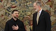 El presidente ucraniano Volodímir Zelenski es recibido por el rey Felipe VI de España durante su encuentro en el Palacio de la Zarzuela, en Madrid, el 18 de noviembre de 2025.