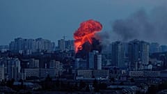 6 Haziran 2025 Cuma günü Rusya'nın Ukrayna'nın başkenti Kiev'e düzenlediği hava saldırısının ardından patlama görüldü.