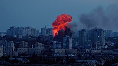Une explosion est visible après une frappe aérienne russe sur Kyiv, en Ukraine, vendredi 6 juin 2025.