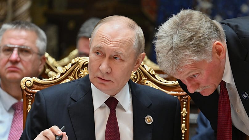 Putin spricht mit Kreml-Sprecher Peskow während des Gipfeltreffens der Gemeinschaft Unabhängiger Staaten im Palast der Nation in Tadschikistan, 10. Oktober 2025