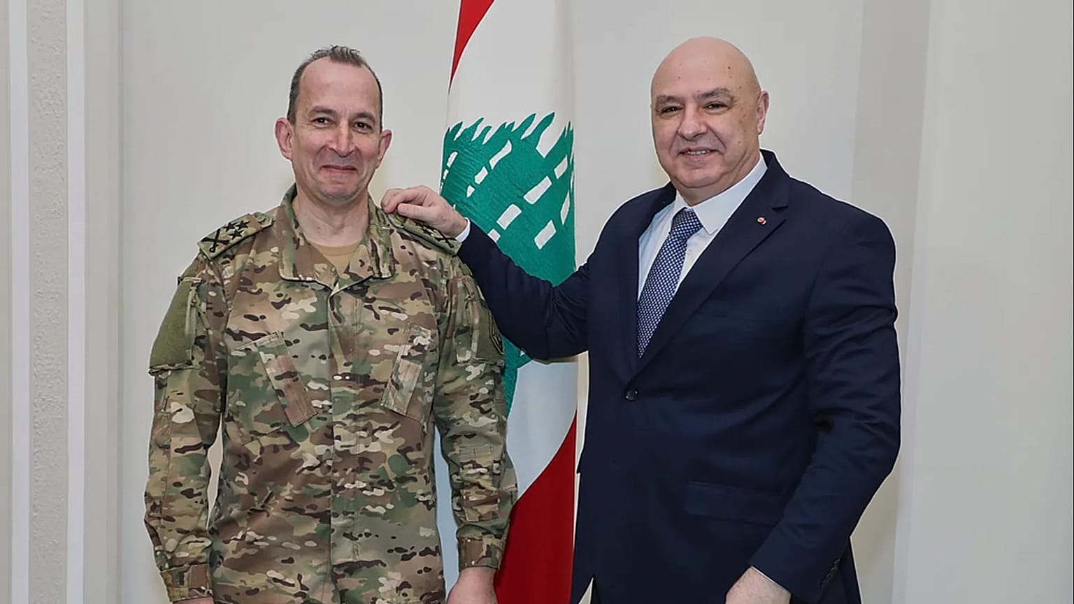 الرئيس اللبناني جوزاف عون يلتقط صورة مع قائد الجيش الجديد رودولف هيكل في بعبدا، 13 مارس 2025.
