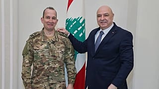 الرئيس اللبناني جوزاف عون يلتقط صورة مع قائد الجيش الجديد رودولف هيكل في بعبدا، 13 مارس 2025.