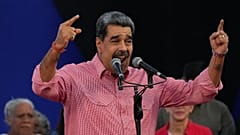 Le président vénézuélien Nicolás Maduro s'adresse à des civils prêtant serment pour rejoindre un réseau de défense organisé par l'État à Caracas, au Venezuela, le 15 novembre