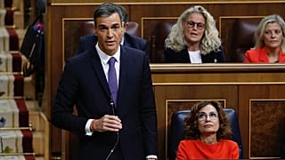 María Jesús Montero observa al presidente español, Pedro Sánchez, durante su intervención en una sesión plenaria del Congreso el pasado 12 de noviembre