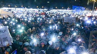 Des manifestants lors d'un rassemblement organisé pour célébrer le 36e anniversaire de la Révolution de velours pro-démocratique, à Bratislava, le lundi 17 novembre.