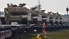 ABD Ordusuna ait Abrams savaş tankları Litvanya'daki Pabrade tren istasyonuna vardıklarında vagonların üzerinde duruyor, 21 Ekim 2019.