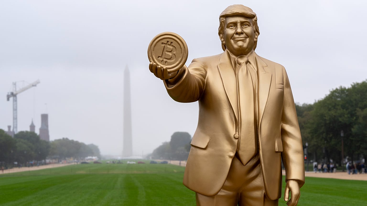 Статуя президента Дональда Трампа с биткоином на Национальной аллее в Вашингтоне